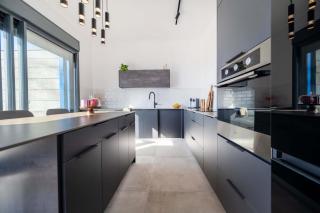 Luxury 5BR Penthouse l Sea-View Balcony l Mamad - 7