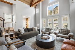 Lux Home with Gas Fireplace, Hot Tub, 8 min to lift 7 - Bunk Room for Kids! home - 4