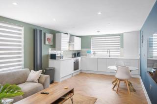 Spacious Apartment 1 Minute from Seafront - 8