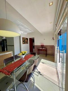 Casa espaçosa com piscina, jacuzzi, espaço gourmet com churrasqueira - 2