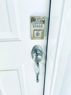 3 BDRM Spacious Luxury Retreat with Hottub Seclusion - 8