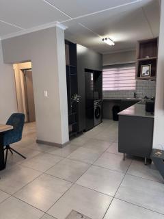 Large 3 Bedroom Apartment in Midrand, Waterfall City - More space than a hotel room - Ideal for families, groups and work trips - 18A Elizabeth Place - 2
