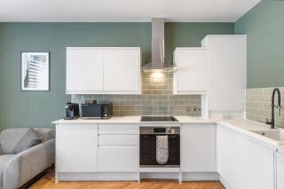 Stylish Apartment with Parking 2 Mins to Seafront - 8