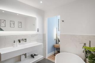 Stylish Apartment with Parking 2 Mins to Seafront - 3