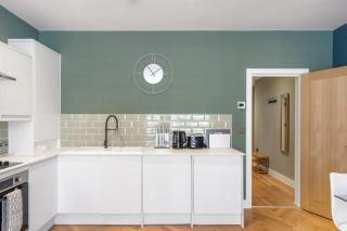 Stylish Apartment with Parking 2 Mins to Seafront - 7