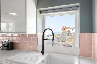 Stylish Apartment with Sea Views & Parking - 4