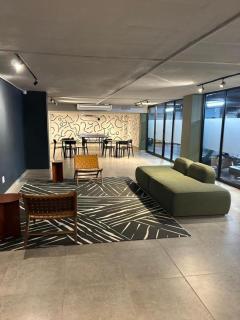 CIRCA Lynwood Air B&B - 9