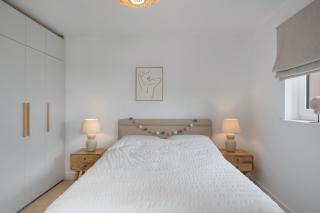 Modern Apartment Balcony with Sea Views & Parking - 7