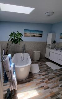 Double bedroom with en-suite bathroom - 2