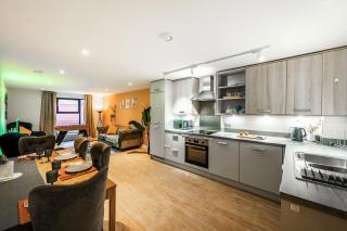 Spacious 5-Bed Apartment for Groups · Free Parking - 7