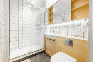 Spacious 5-Bed Apartment for Groups · Free Parking - 2