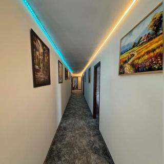 Hotel Imperium & Pool - 8