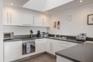 Modern Mews Home with Sea Views Private Parking - 3