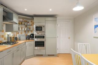 Stylish Apartment with Private Parking Torquay - 9
