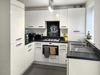 Modern 2BR House Sleeps 6 Free Parking Pet Friendly - 5