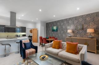 Beautiful Apartment with Private Parking Cheltenham - 0