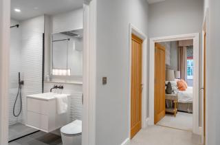 Beautiful Apartment with Private Parking Cheltenham - 3