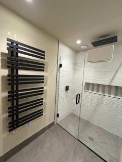 Beautiful Apartment with Private Parking Cheltenham - 1