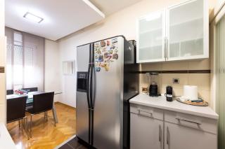 ARENA- One bedroom apartment-public FREE parking in front of building - 1