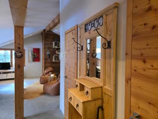 Alpine Design-Oase mit freistehender Badewanne - 1