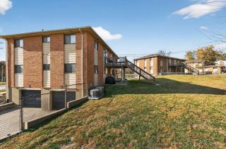 Cozy Transitional Stay in KC Easy Garage Yard - 1