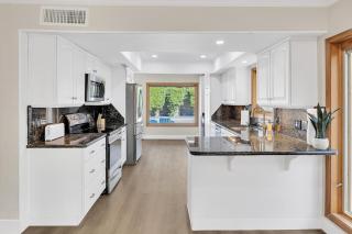 NEW 4BR Oasis, Pool, Hot Tub, Golf & B-Ball Court - 5