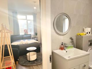 Luxury Private En-Suite Room - Close to Transport, Luton Station, Airport - 2
