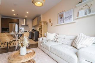 217 - Pastel Stylist 2 KING-BR with Parking, nr DT&Airport - 5