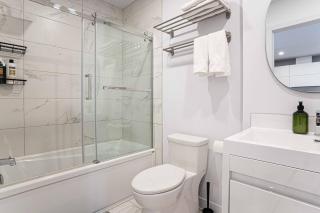 Emerald Retro King Suite with Gym & Parking near Downtown & Airport - 7