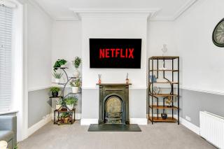 Spacious and Comfy 2-Bed Home Southampton, Sleeps 5 - 9