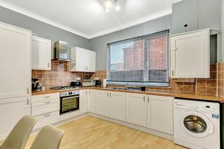 Spacious and Comfy 2-Bed Home Southampton, Sleeps 5 - 1