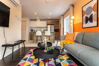 219 - Abstract Designer King Suite with Parking, DT&Airport - 1