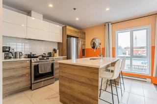 Stylish 2BR Condo with Rooftop Views & Gym Near Downtown & Airport - 8