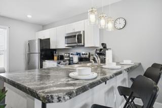 Sun Valley Modern 2BR Apartment - 7