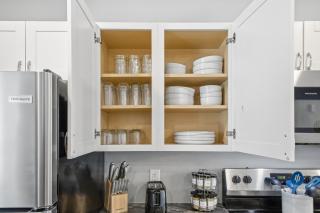 Sun Valley Modern 2BR Apartment - 1