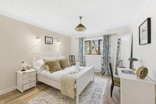 5 Bedroom 3 Bathroom Detached House - Close to City Centre - Driveway Parking, SkyTV, Fast WiFi, and Spacious Garden by Yoko Property - 3