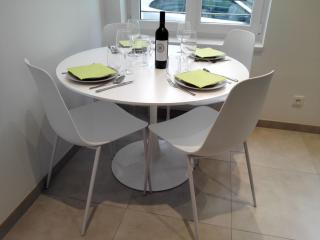 Apartment Privathof Barbecue Stadtzentrum Voltaire by Interhome - 9