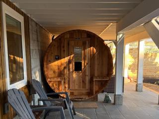 Private Sauna, King Bed, Relax in Deep Cove - 7