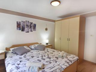 Apartment Große Wohnung in Umag mit Großem Garten und Meerblick by Interhome - 5
