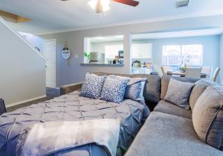 Cozy & Modern 5BR Smart Home with Yard and BBQ - Cypress - 5