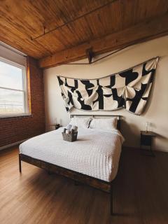 420 friendly Artsy walk Riverfront Loft King Bed - 7