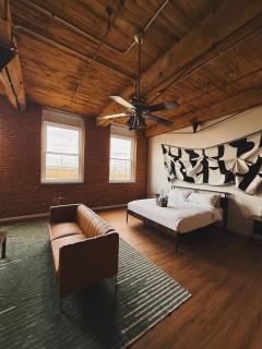 420 friendly Artsy walk Riverfront Loft King Bed - 6