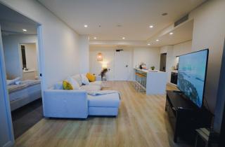 Cloud9 City VIEW large resort apartment,LUXURY resort living & Epic sunset - 2