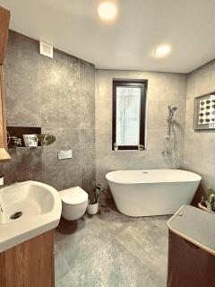 Spacious City-View Home in Tbilisi Terrace & BBQ - 2