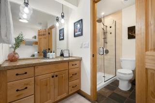 Riverfront, blocks to ski - Mtn Views, Hot Tub at Viking Lodge 217 condo - 1