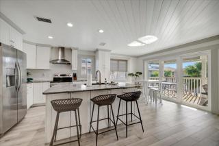 Direct Beach Access Oceanfront Condo & Big Balcony - 6