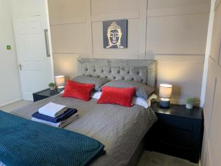 Springfield Apartment - Train to Glasgow or Edinburgh - Private Parking & Wifi - 6