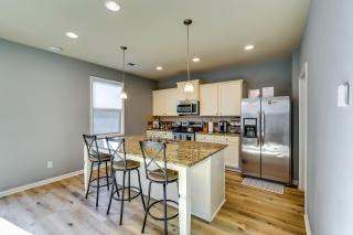 Open Plan Arcade Home with Natural Hardwoods Sleeps 10 - 4