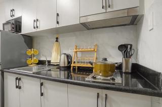 Relaxing 1BR Balcony with Pool View Plus Free Parking - 7