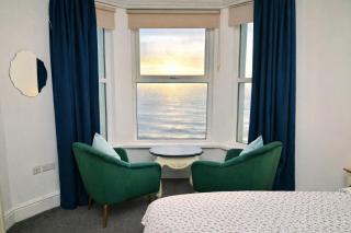 Bay View, Sleeps 18, 7 Bedrooms, 7 Bathrooms, Seafront, Criccieth - 2